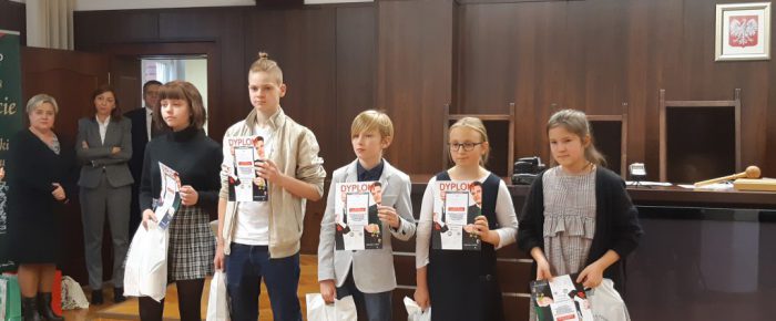 Uczniowie klasy Ve w finale III edycji konkursu oratorskiego w Sądzie Okręgowym w Opolu